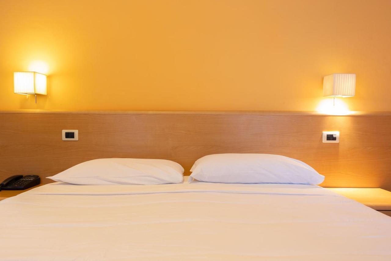 Hotel La Ferte Asti Exteriör bild